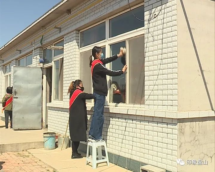 志愿者进乡村服务群众守初心 (志愿活动进农村为民服务暖人心)