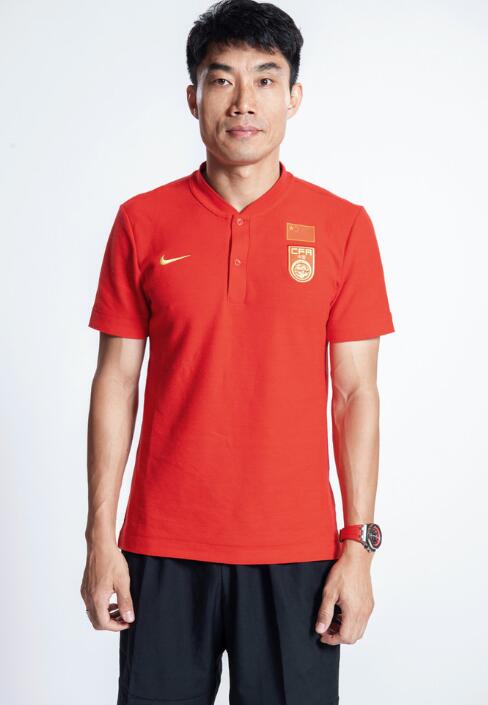 艾克森目光坚毅！国足27人定妆照出炉，郑智尽显地位张琳芃纹身消失