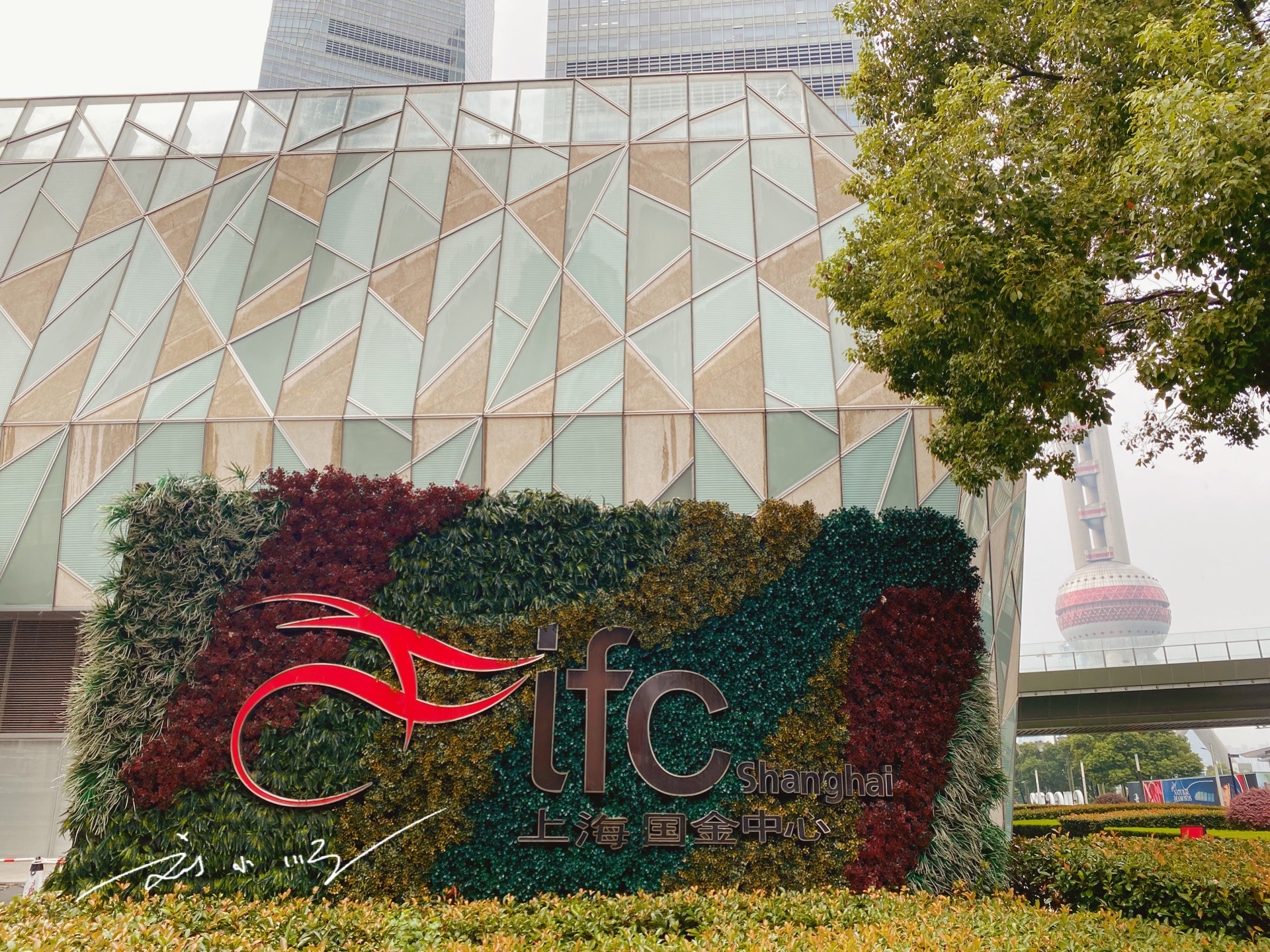 上海东方明珠塔周围哪个商场最大,上海魔都最大的商场