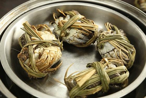 蒸蟹脚容易掉,海蟹蒸的时候黄漏了