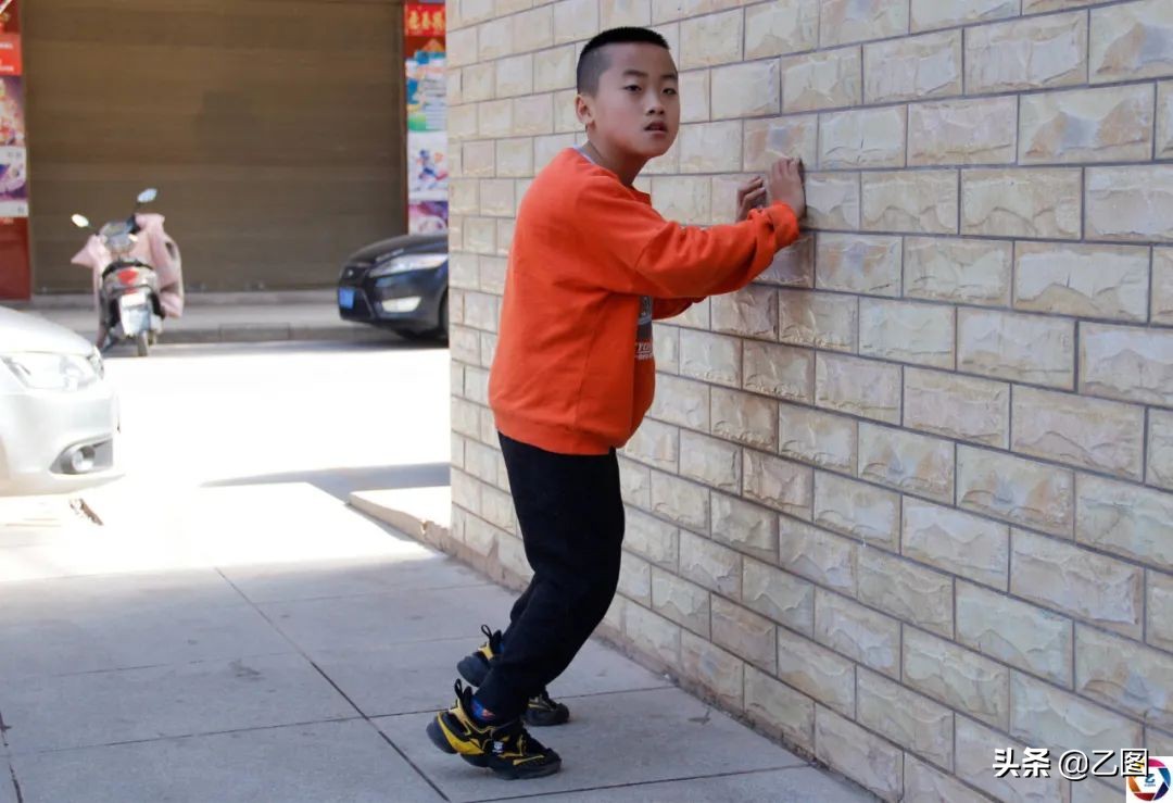 脑瘫双胞胎奶奶,三胞胎患脑瘫家人不离不弃