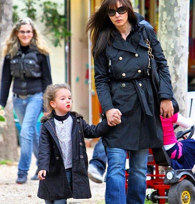 意大利女神息影10年，16岁女儿继承妩媚风情，被妈妈当成最大投资