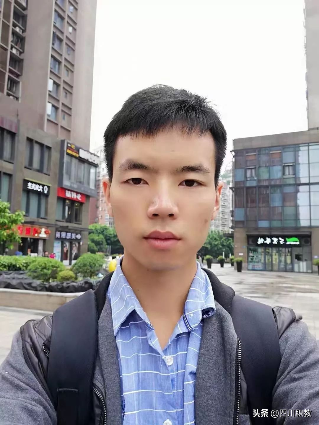 国家骨干邮电通信界翘楚，迎面走来的是四川邮电职院代表队