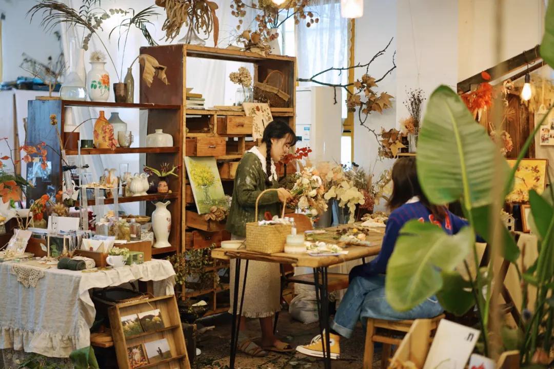成都两个小姑娘开的老房子花艺杂货铺，外地游客不远千里专程打卡