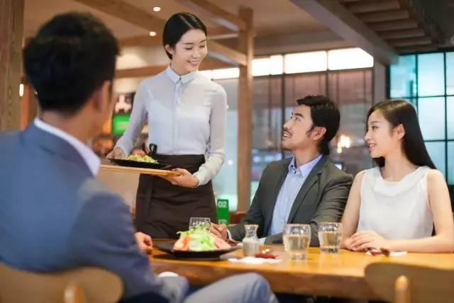 干服务行业真的没有出路吗,为什么服务行业工资都不高