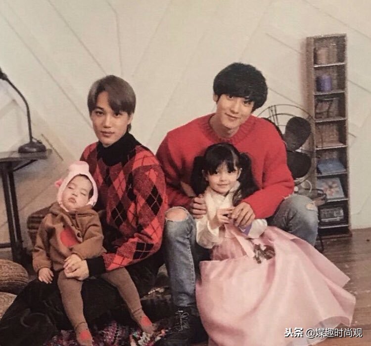 exo灿烈紧牵姐姐的手,exo灿烈照顾小孩