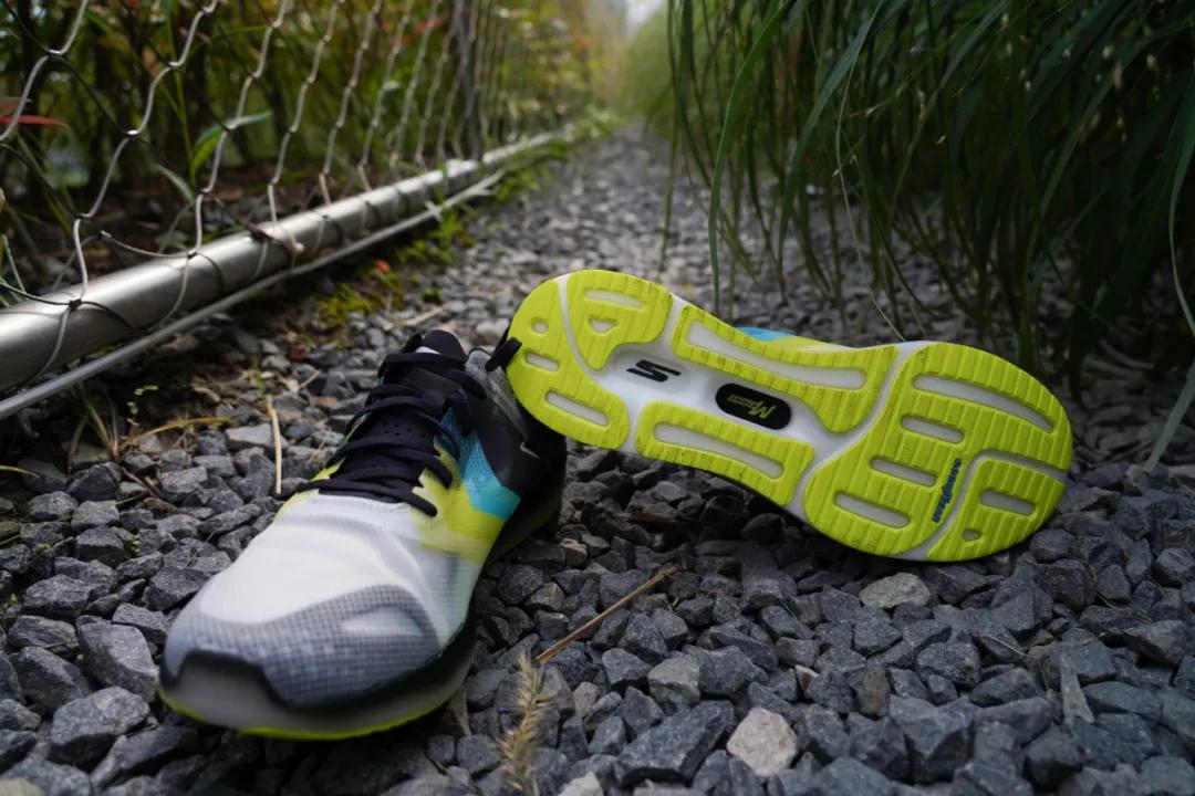 skechers斯凯奇gorunmaxroad6,斯凯奇skechers新年系列2024