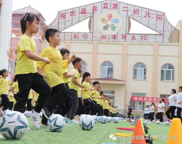 足球儿童足球,足球与孩子们未来的发展