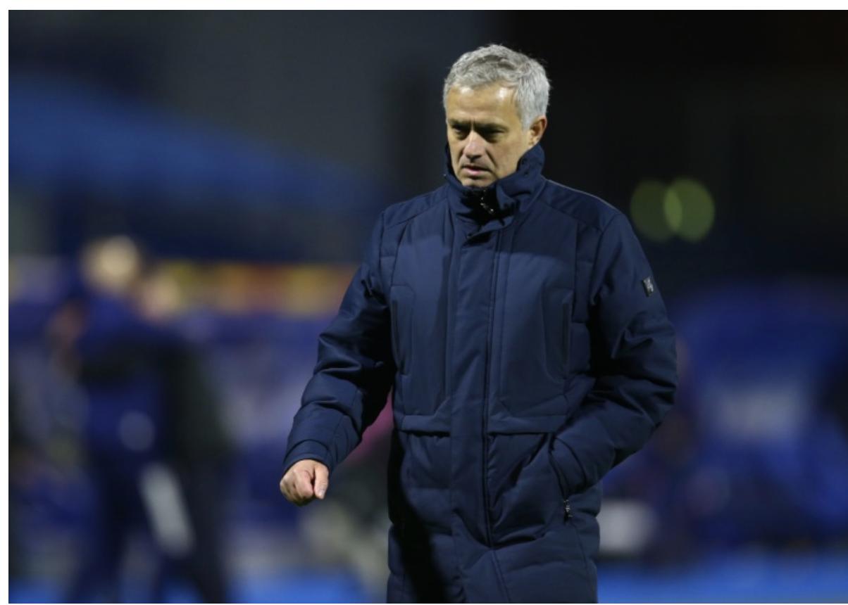 *辱侮**性很大！德转给罗马排901阵型，穆里尼奥只需要一个前锋