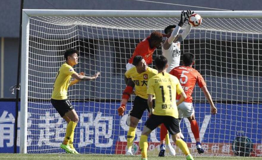 足球裁判被吐槽,中国足球裁判误判名场面