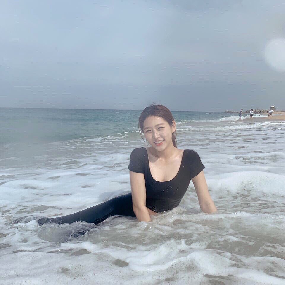 张子枫运动服金马晚宴,张子枫穿糖果色运动装