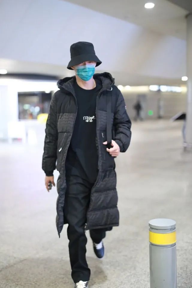 黄景瑜黑色的皮马甲怎么配好看,黄景瑜穿搭技巧