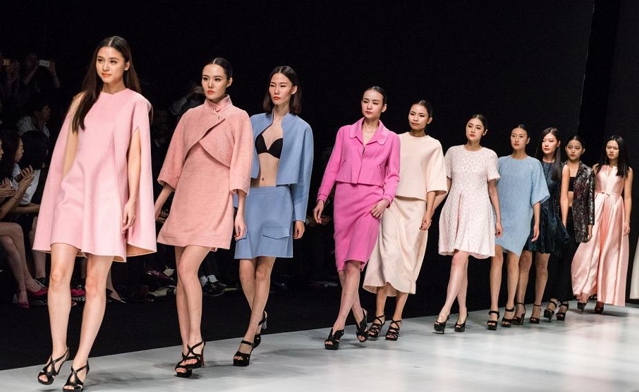 适合批发市场的快时尚服装品牌,大牌潮服服装批发进货渠道大揭秘