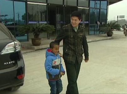 11年前,浙江农村奶奶收养了黑人小男孩巴比,如今怎么样了?