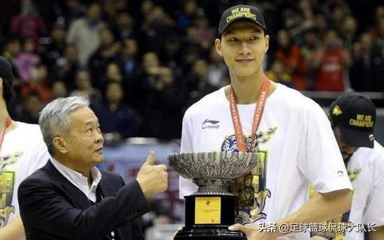 这就是一哥！从美国归来下飞机就练球别忘记他年纪比詹皇还大