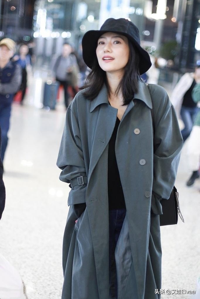 高圆圆现身街头穿白裙露香肩,高圆圆最新穿牛仔裤现身机场图片