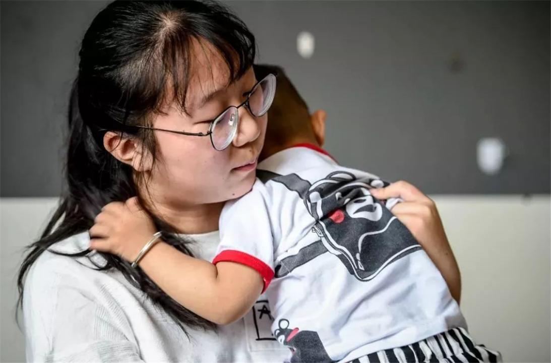 姐姐吃了汉堡,姐姐吃了一口弟弟的汉堡