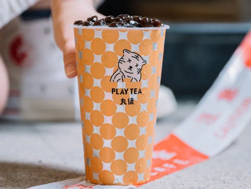 椰椰奶冻茶，会抖臀！1秒卖出1000+杯，有人开货拉拉来买…