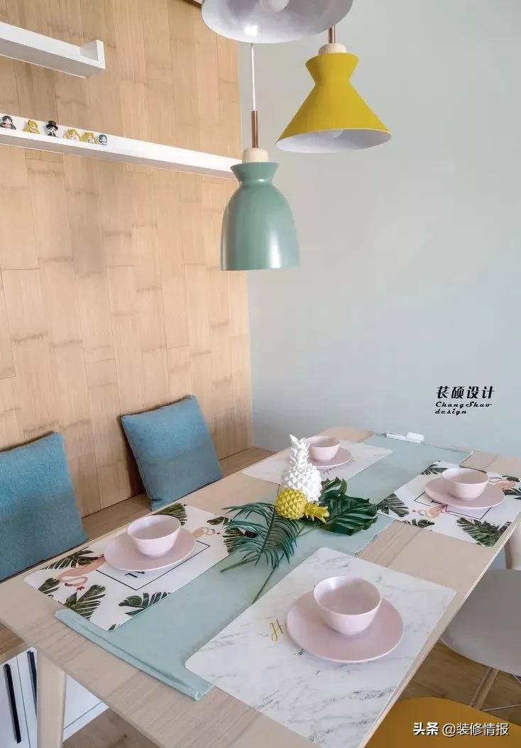 进门就是客餐厅一体卡座设计,餐厅全卡座设计效果图