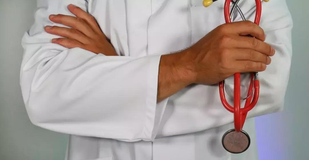 强直引起虹膜炎单眼发作,强直病人发展到虹膜炎是严重了吗