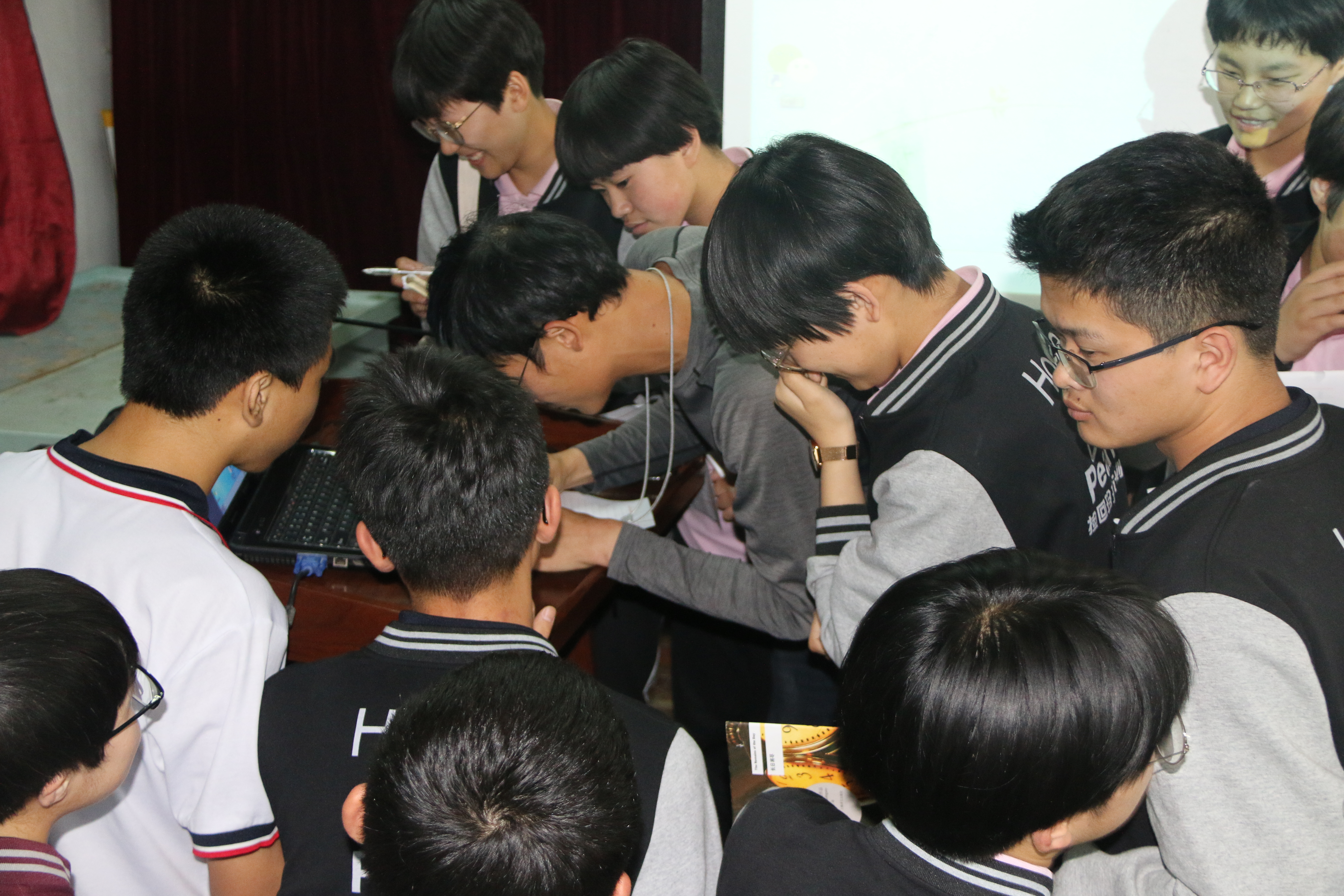 台湾魔术师行者刘又诚做客平泉一中