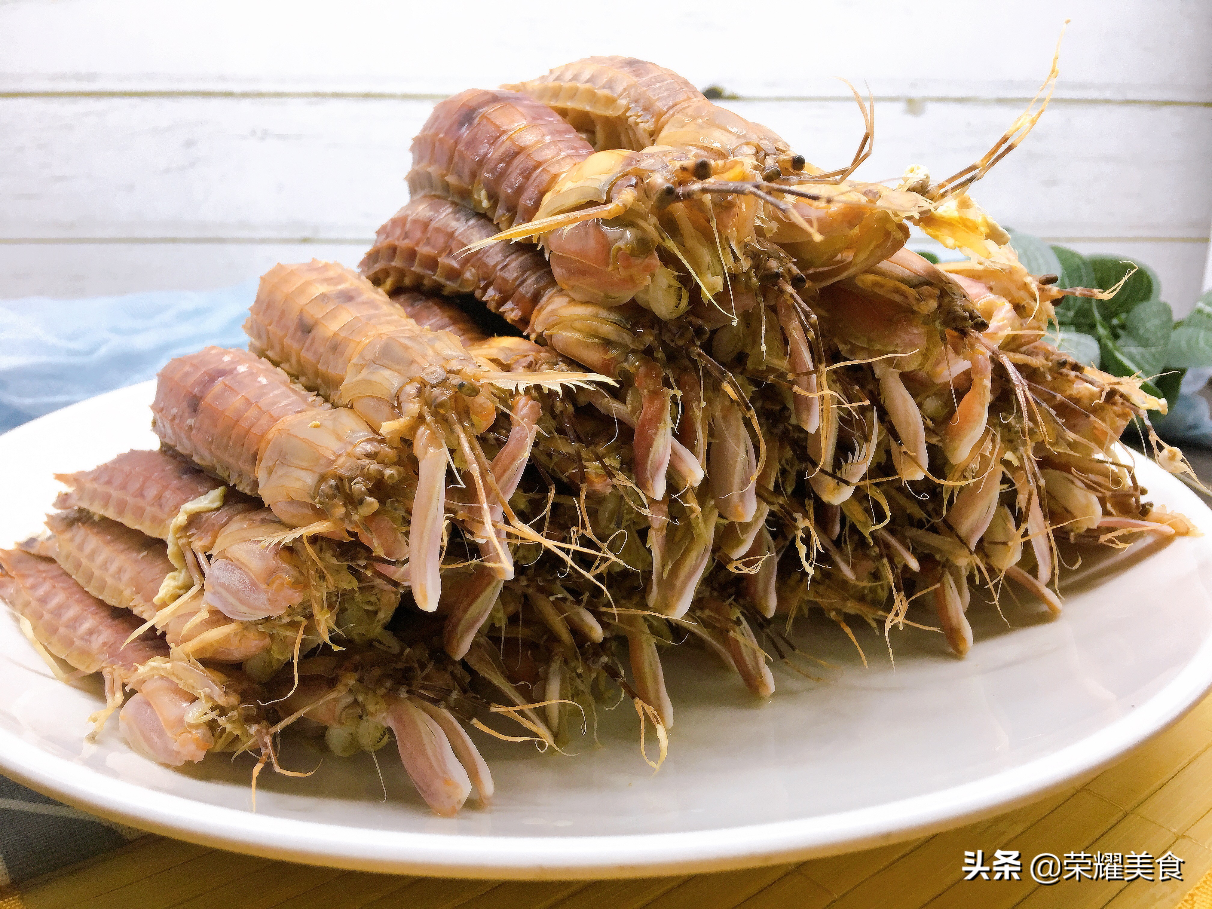 做好的皮皮虾正确吃法,学会皮皮虾的两种最简单吃法