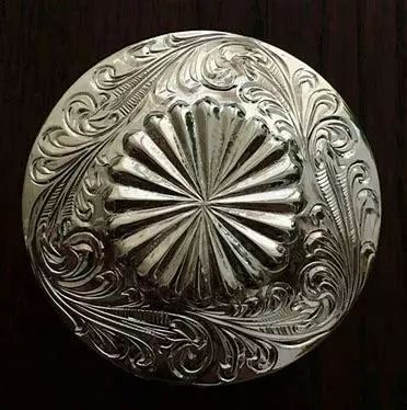 錾刻需要使用不同的錾子,錾刻工艺和篆刻工艺的区别