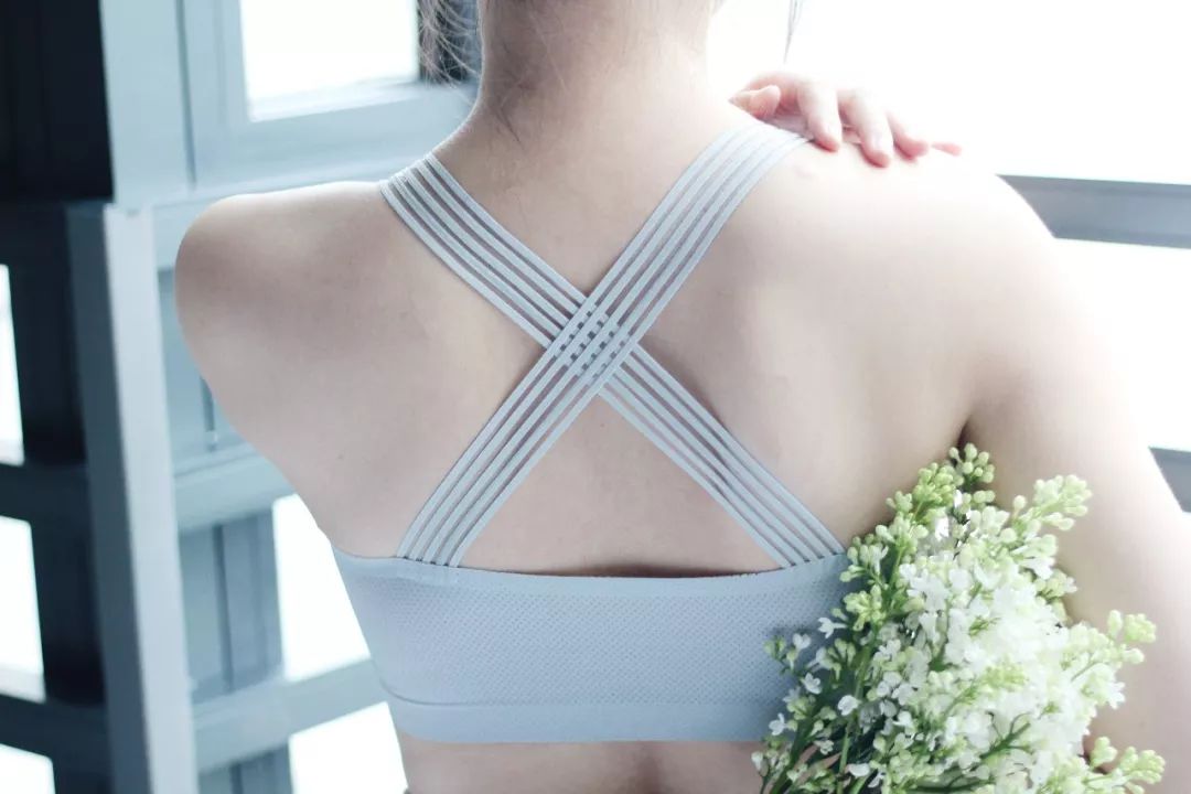 牛油果绿外套搭配什么裙子好看,牛油果绿小裙子配什么衣服好