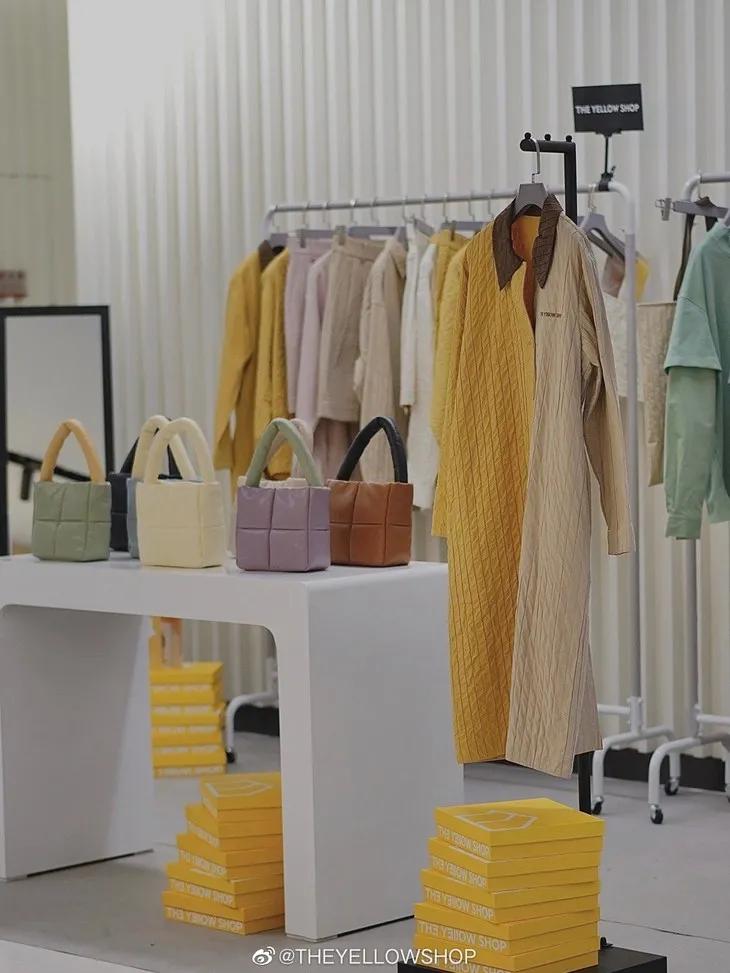 22W劳力士，热巴选择配百元包包出街