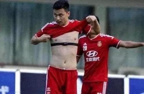 女足晒腹肌男足躺枪,中国女足曾在直播间秀腹肌