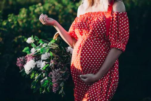 为什么女人怀孕会出现妊娠纹？和胎儿发育有关，教孕妈5招不长纹