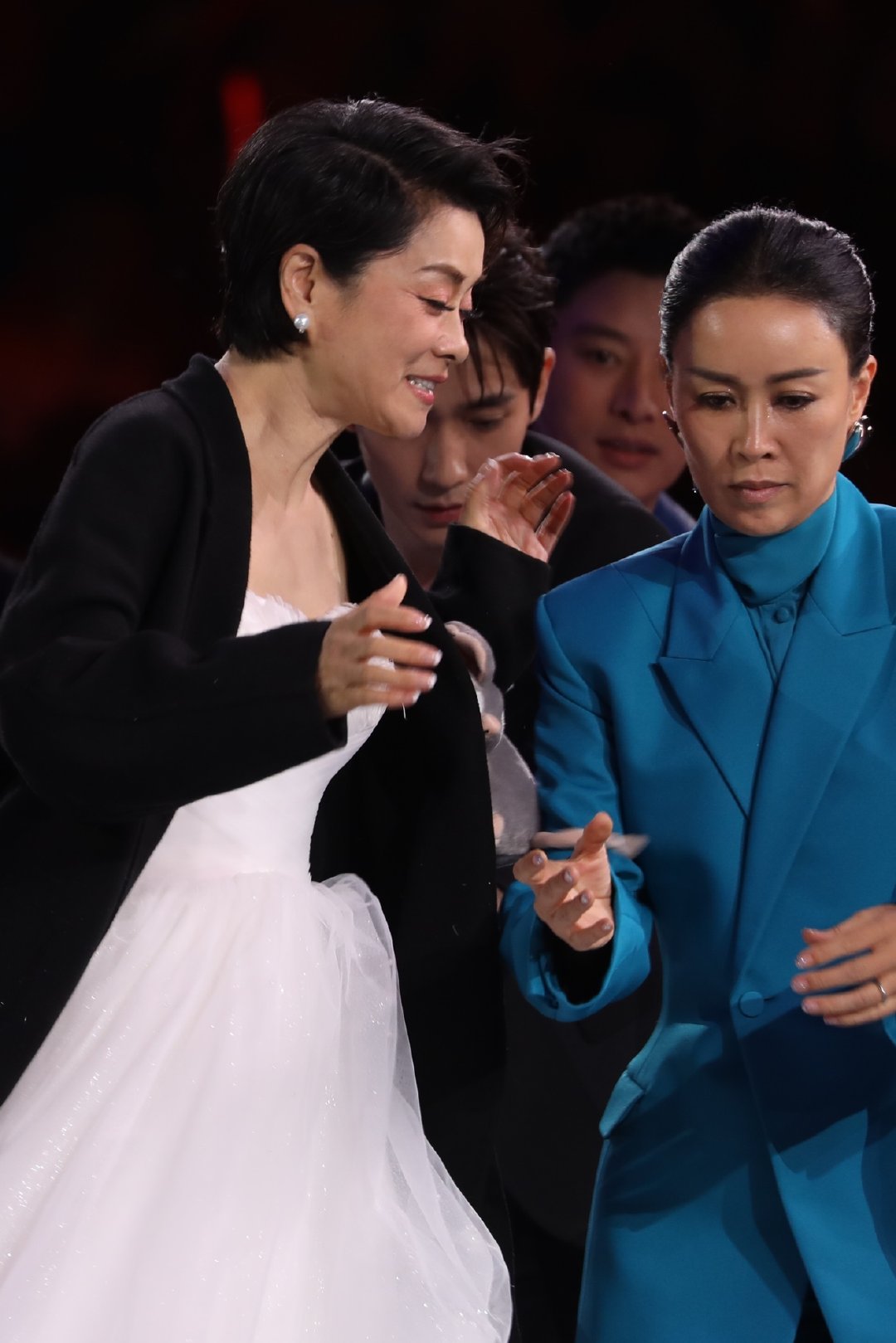 朱一龙跨年衣服,朱一龙瞬间脸红