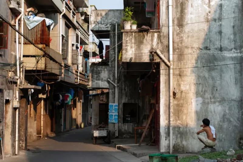 他用20年,拍下了流水线上的一代“打工人”