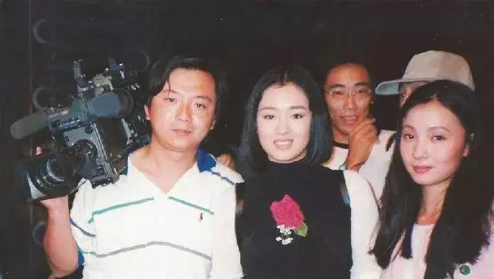 巩俐携73岁法国老公秀恩爱,巩俐与老公十指紧扣现身威尼斯