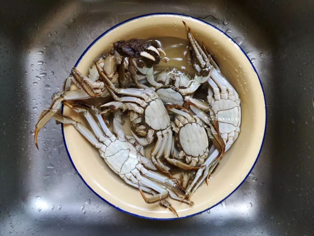 吃不完的大闸蟹怎么办？和杭州刘奶奶一样做醉蟹，只是不要拿错酒