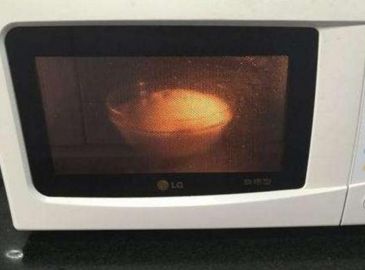 用微波炉加热馒头怎样才不会干硬,微波炉热的馒头为什么特别硬