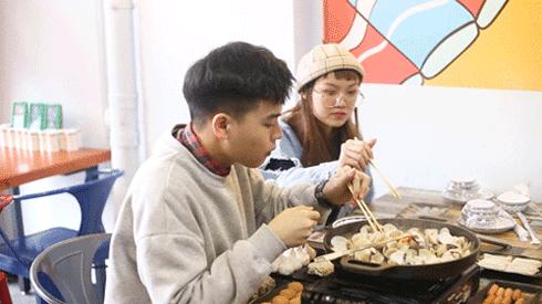 冲着“海虫子”去的卜卜贝，每天排队到凌晨1点