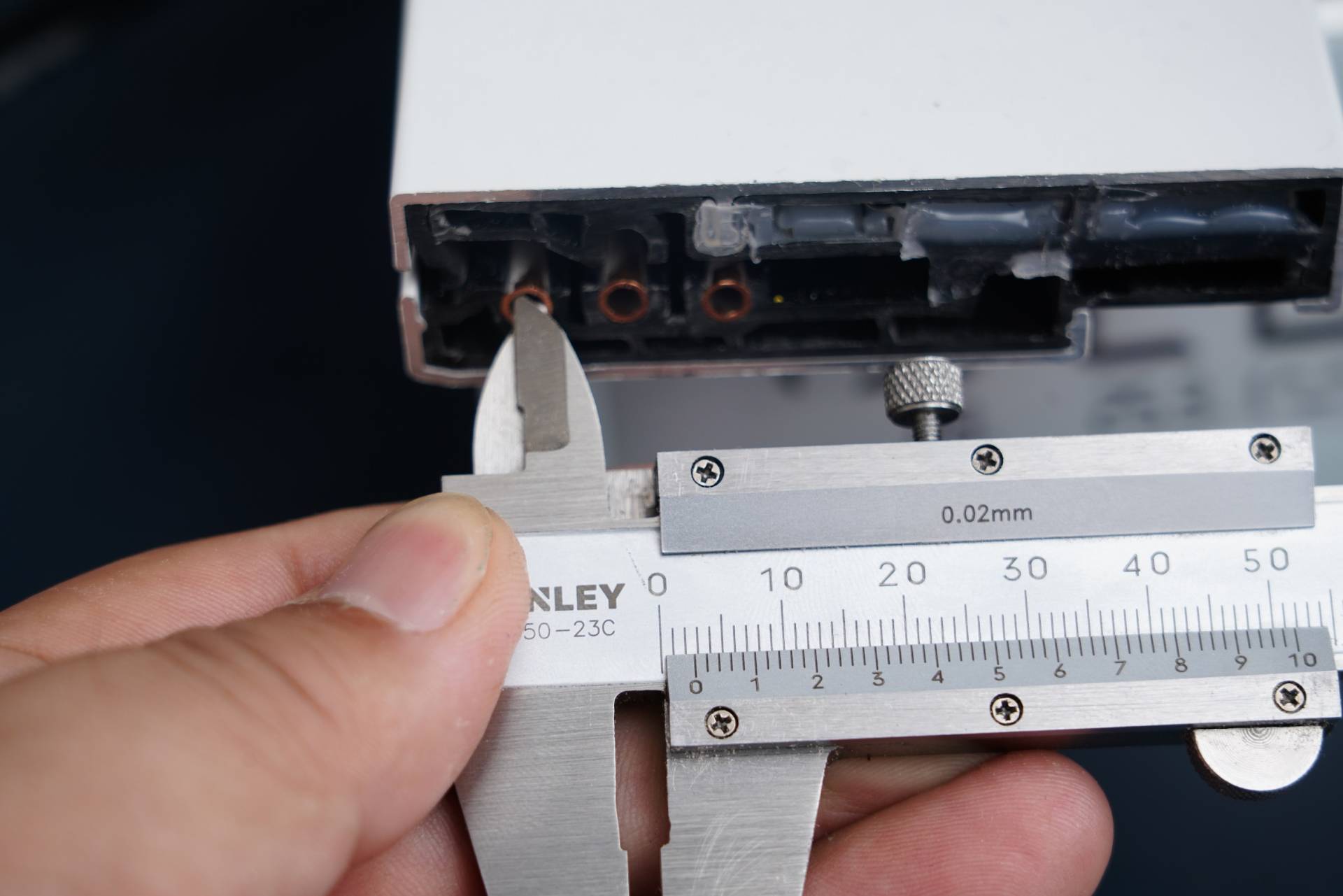 扩展式插座和轨道插座哪个好,嵌入式轨道插座和普通轨道插座