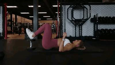 居家大哑铃练翘臀的训练动作,哑铃翘臀带练臀部最好的动作