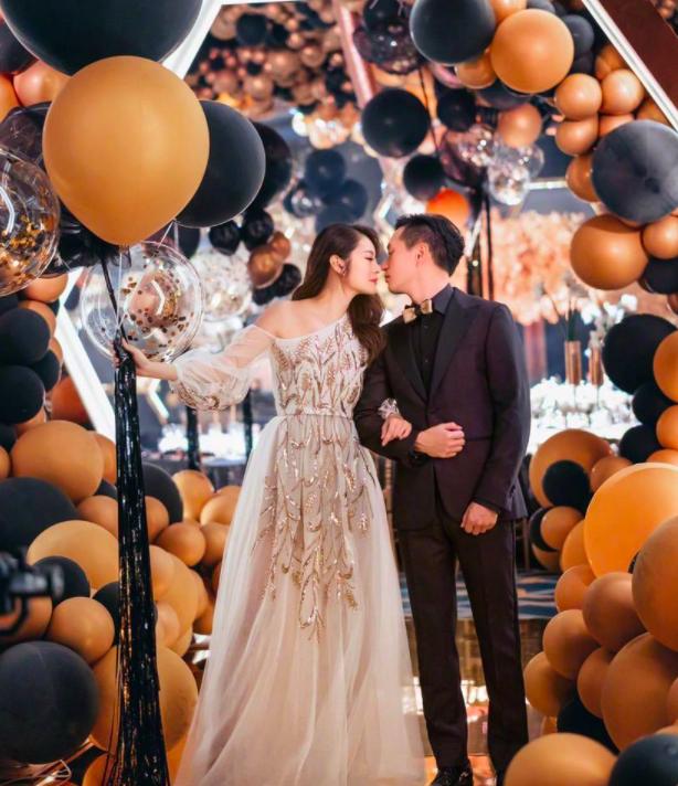 安以轩收70万元钻石项链庆结婚三周年，网友：大S又要哭倒在厕所