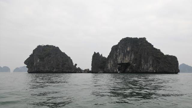 这里虽然风景如画人们生活的却很凄惨没日没夜的追着大船讨生活