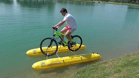 能让自行车下水“游泳”的神奇背包，解锁乘风破浪新玩法，太溜了