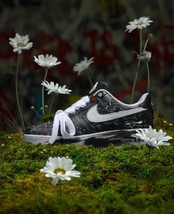 有许多配件的球鞋,如何让你的球鞋看起来更高级