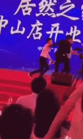 香港影星任达华参加活动时被捅伤，有网友爆料称，对方捅错了人