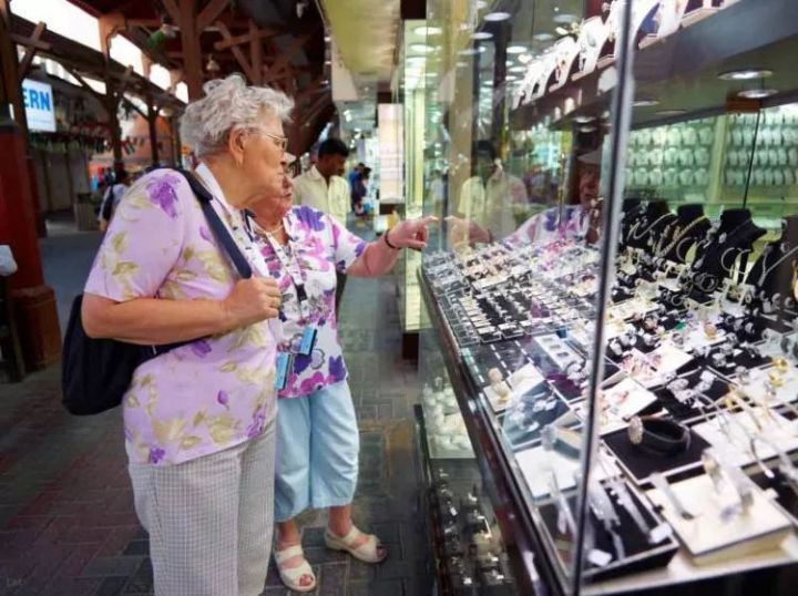 第一次去迪拜还要转机去沙特,第一次去迪拜买单程机票给签证吗