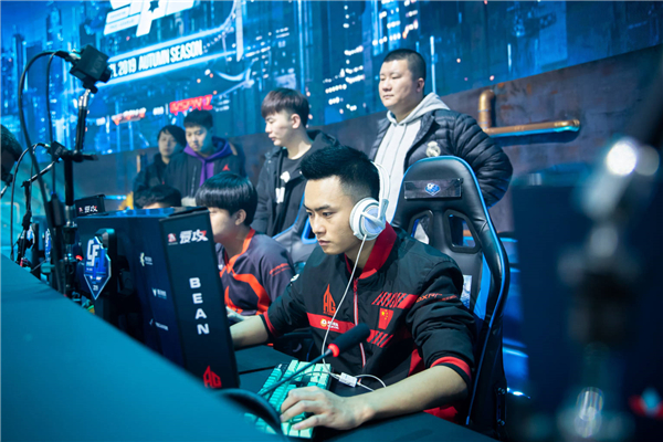 总决赛*击狙**对决烟雾游侠更胜一筹还是“现役第一狙”再度证明？