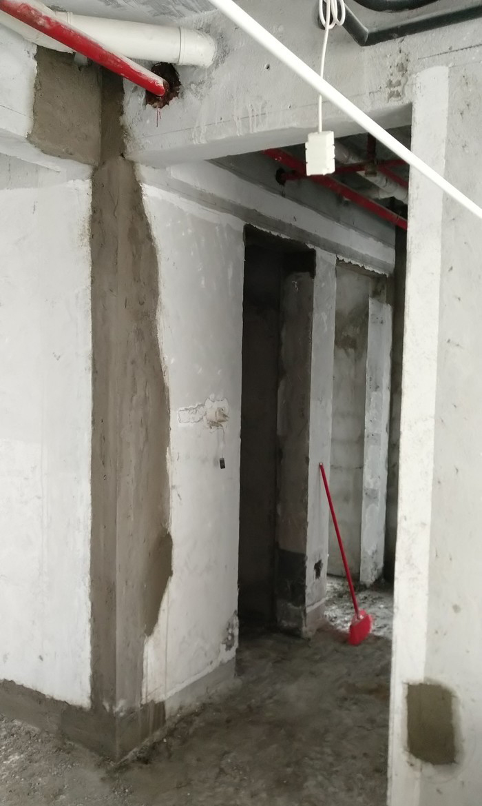 装修墙面上刮腻子好还是刷涂料好,装修墙面刷漆流程视频