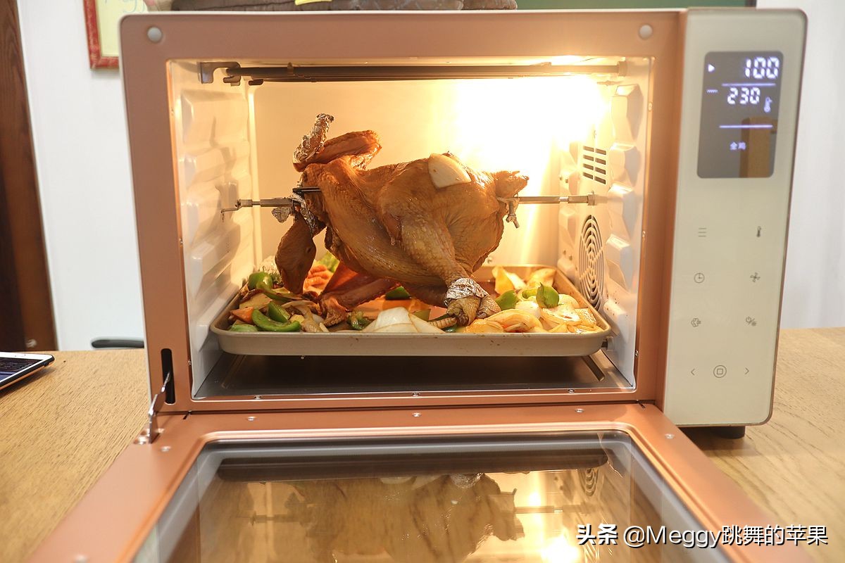 烤全鸡酥嫩鲜香,炭火烤全鸡怎么烤出外酥里嫩