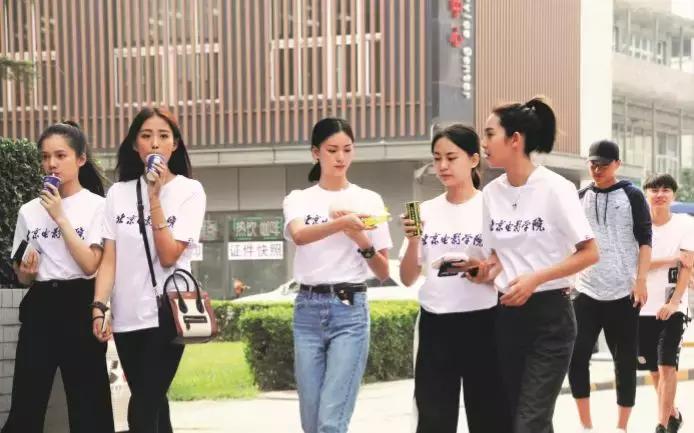 野鸡表演班横行、高学历明星崩塌与电影教育的尴尬