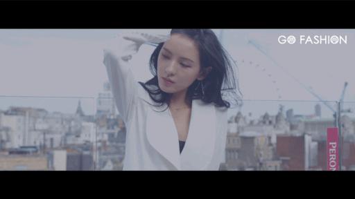 张予曦戴金丝框眼镜,张予曦银色服装